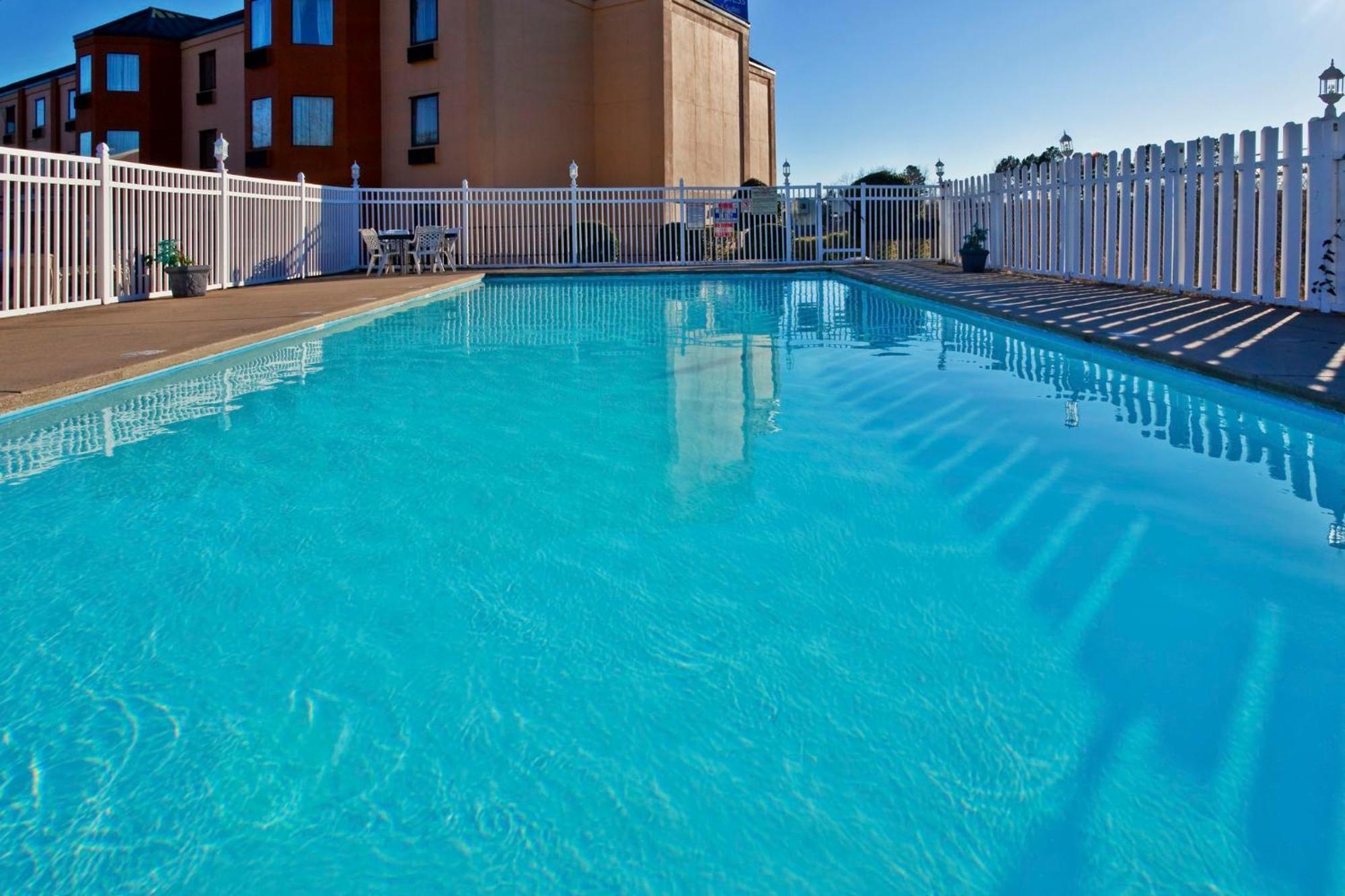 Holiday Inn Express & Suites Nashville-I-40 & I-24 Экстерьер фото